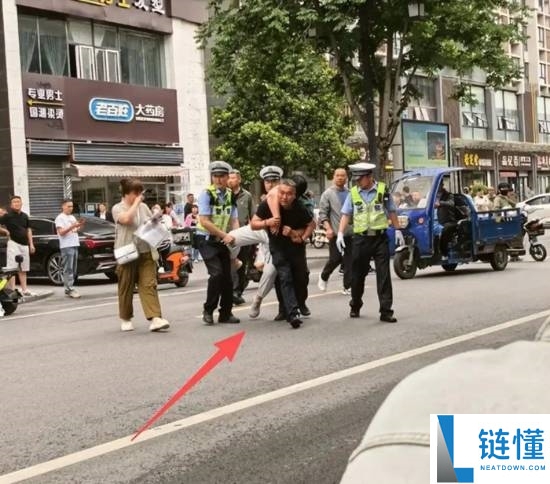 高考考生紧张到腿软被背进考场，网友：笔都拿不稳的紧张瞬间