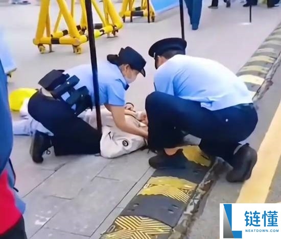 高考考生紧张到腿软被背进考场，网友：笔都拿不稳的紧张瞬间