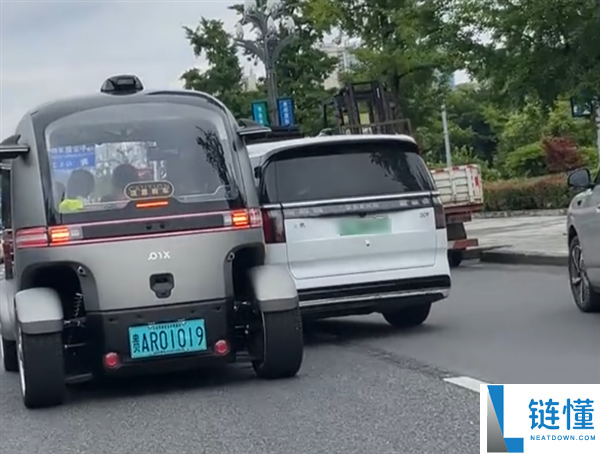 无人驾驶载客车发生事故，乘客被困车内无法下车