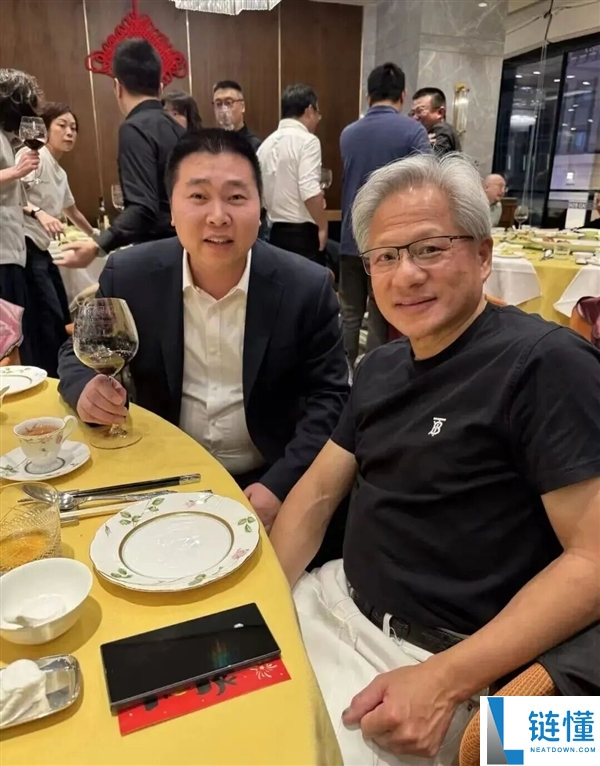 黄仁勋与人工钻石大佬密会！AI GPU“退烧”新突破揭秘
