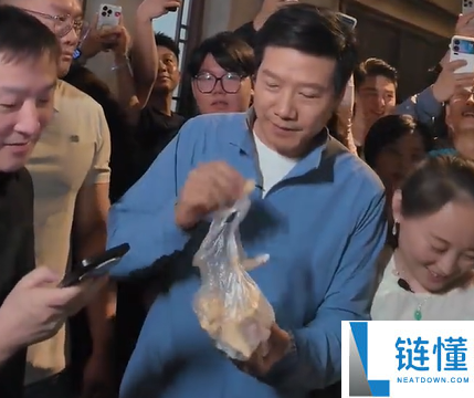 雷军盐城活动：与粉丝分享麦芽糖，展现接地气的一面