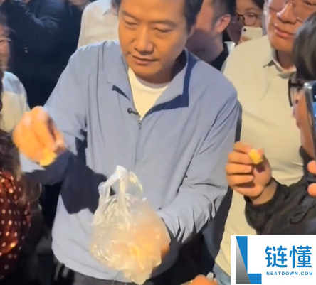 雷军盐城活动：与粉丝分享麦芽糖，展现接地气的一面