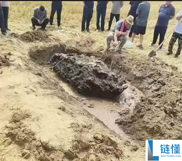 河北农田惊现1.8米巨型怪石，疑似雷击石待鉴定
