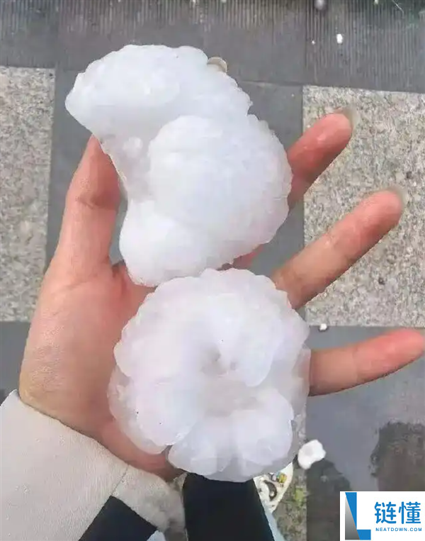 奔驰新车遭遇特大冰雹砸出上百凹坑，避险地库却被撞掉车标