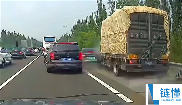 高速堵车中特斯拉Model 3压线变道遭遇大货车撞击事件解析