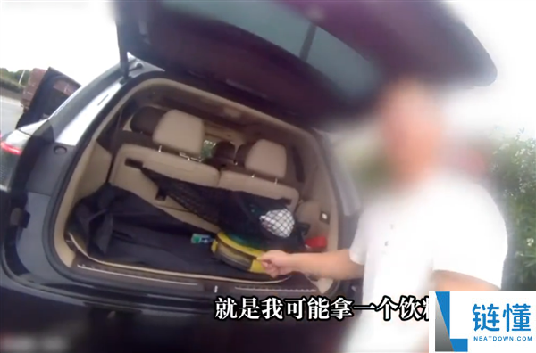 驾驶员开智驾转头取饮料 方向盘偏离撞护栏 交警警告：这不是自动驾驶