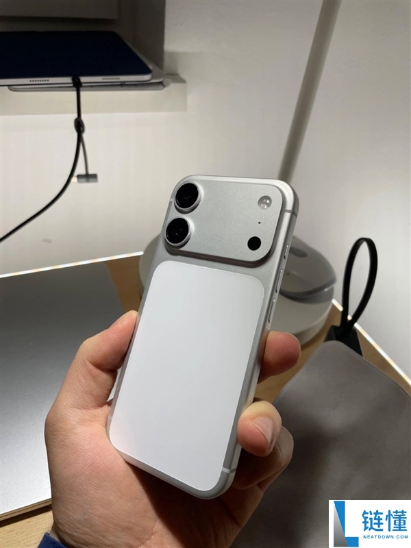 iPhone 18标准版外观曝光：横向大矩阵模组设计类似双摄版17 Pro