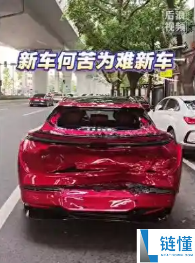 刚提车30分钟遭同款车连环撞击，网友感叹：新车为何遭遇新车困境？