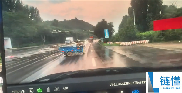华境S雨天路口遭遇三轮车横穿，AEB技术成功避免碰撞