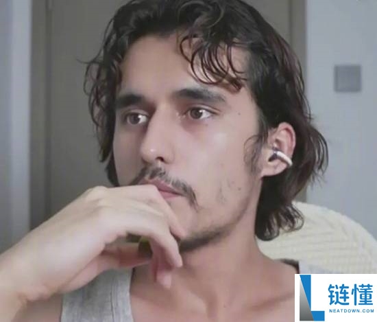 新疆小伙因神似耶稣走红网络，幽默回应偏见与荆棘冠的故事