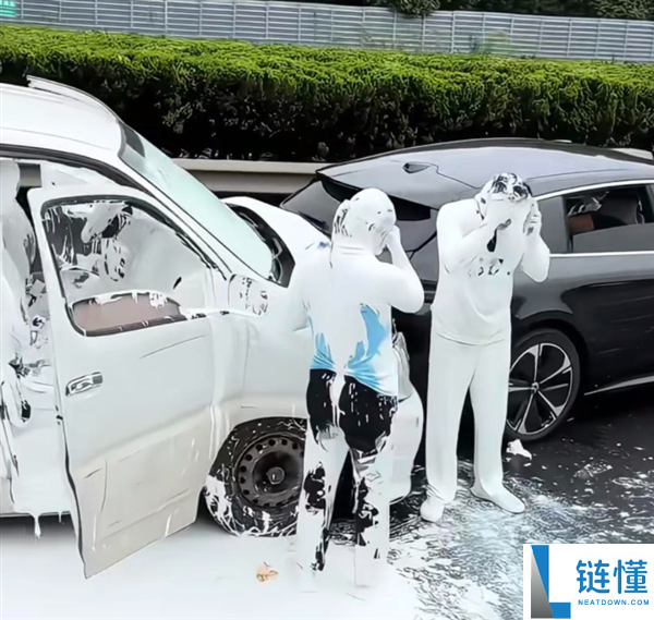 高速堵车原因揭秘：面包车追尾引发两名小白人出场，现场车主笑翻了