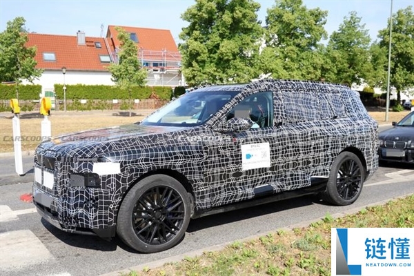 宝马全新纯电SUV iX7谍照曝光:翼片式门把手一碰即开大屏玩转游戏