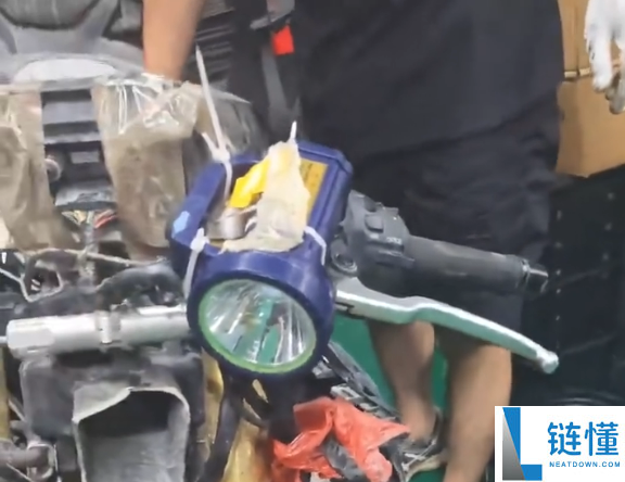 张雪工厂夜间快速翻新叙利亚风格机车:小伙撞毁车头用手电筒照明引发关注
