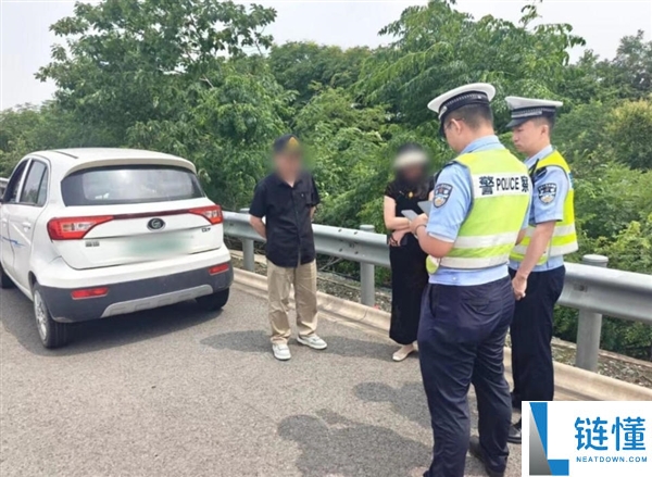 高速公路超车道现“老头乐”:车辆通过ETC通道引发关注