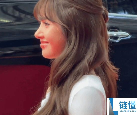 LISA疑似整容失败引热议,最新对比照曝光大变样,迎合欧美审美
