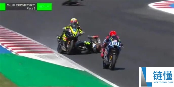WSBK英国站正赛首回合:德比斯获第8名,64号车手首圈摔出赛道分析