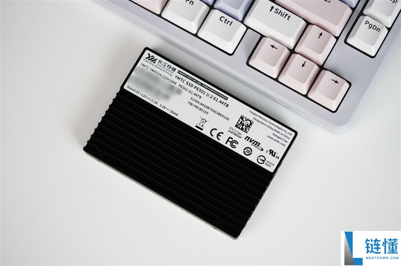 长江存储PE501 61.44TB企业级QLC SSD评测:专为AI设计,突破1PB写入测试!