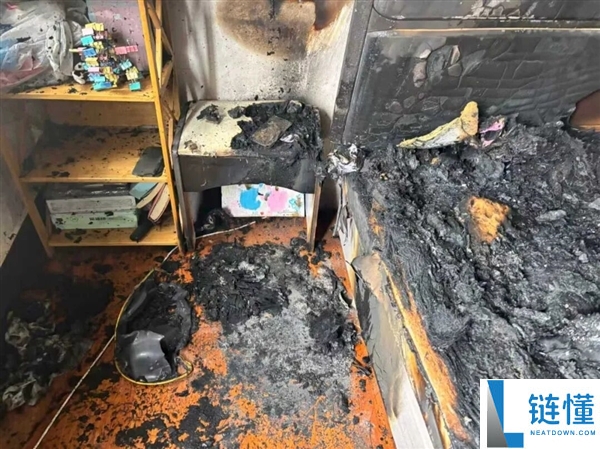 男子卧室充电手机爆炸,餐厅用餐时意外发生