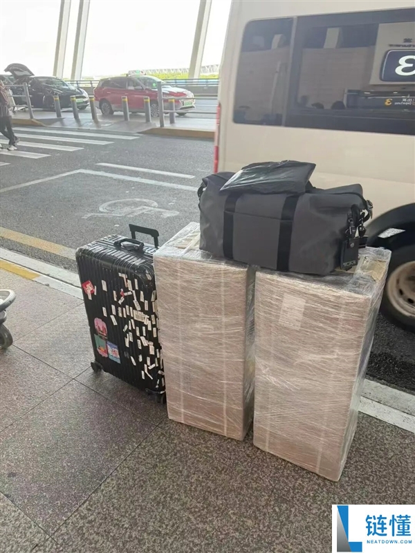男子从上海带两台移动空调到巴黎,每台仅需1545元!