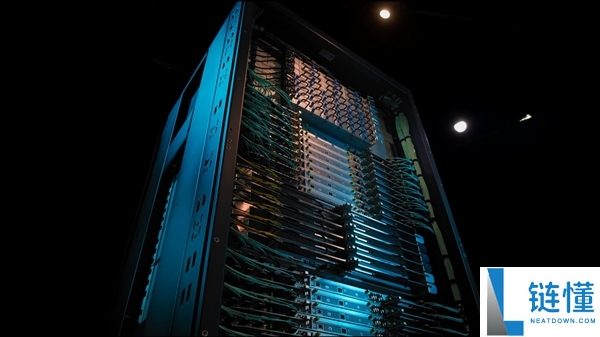 AMD首套AI机架Helios亮相:2.9 Exaflops全液冷巨兽挑战NVIDIA
