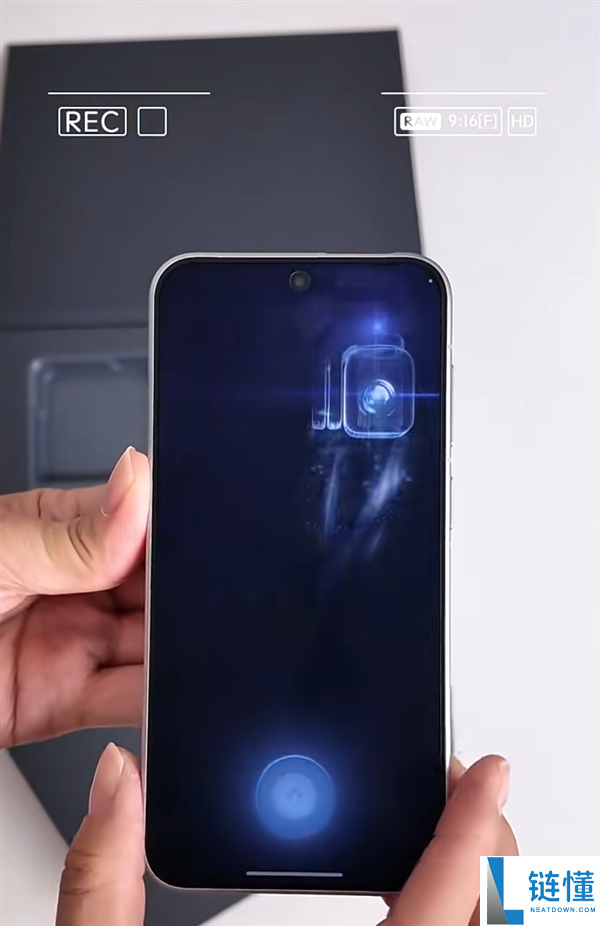 荣耀Robot Phone开箱:全球首款机械臂手机,科幻感十足!