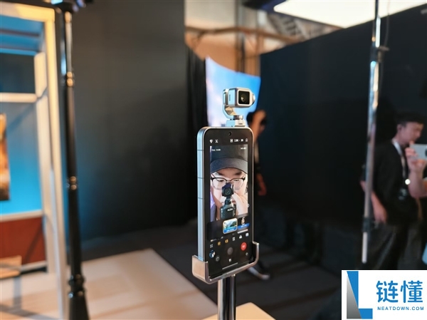 荣耀Robot Phone真机评测:首创钛合金云台,口袋里的高清电影机