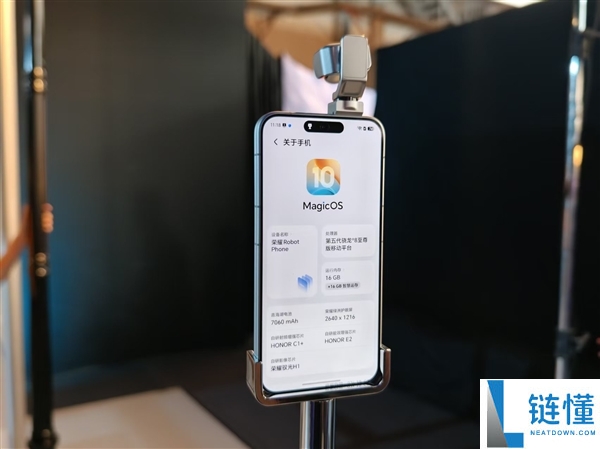 荣耀Robot Phone真机评测:首创钛合金云台,口袋里的高清电影机