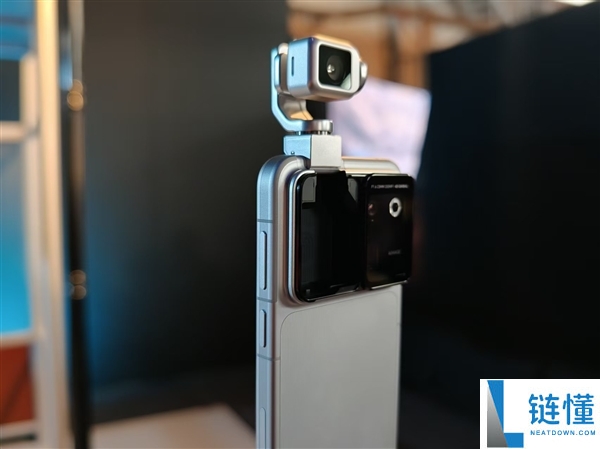 荣耀Robot Phone真机评测:首创钛合金云台,口袋里的高清电影机