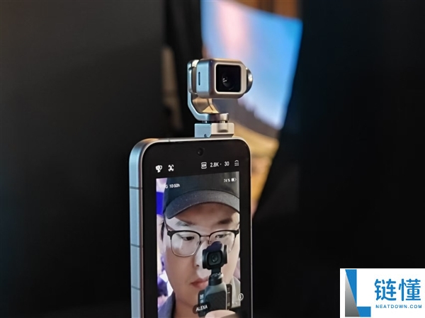 荣耀Robot Phone真机评测:首创钛合金云台,口袋里的高清电影机