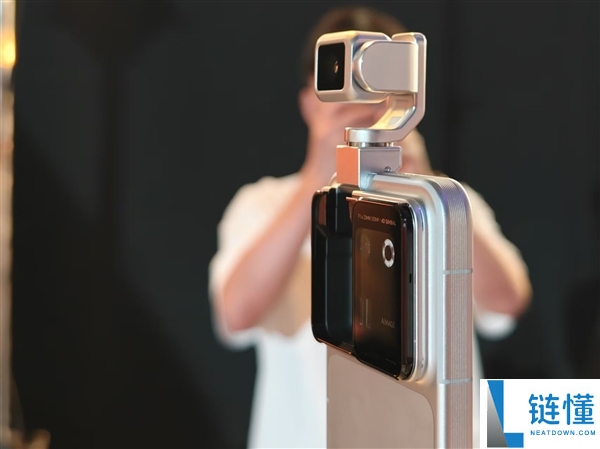 荣耀Robot Phone真机评测:首创钛合金云台,口袋里的高清电影机