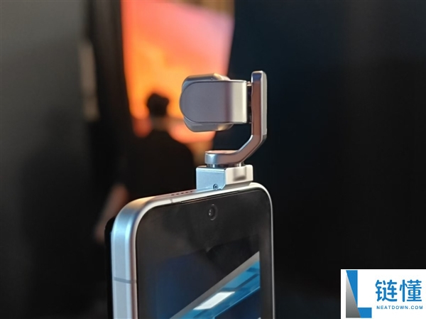 荣耀Robot Phone真机评测:首创钛合金云台,口袋里的高清电影机