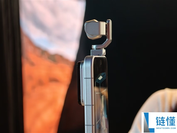 荣耀Robot Phone真机评测:首创钛合金云台,口袋里的高清电影机