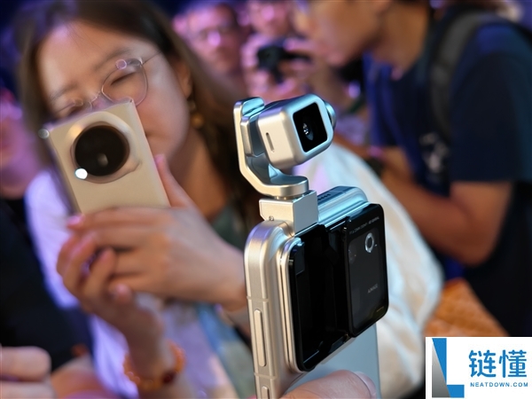 荣耀Robot Phone真机评测:首创钛合金云台,口袋里的高清电影机