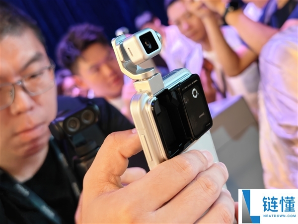 荣耀Robot Phone真机评测:首创钛合金云台,口袋里的高清电影机