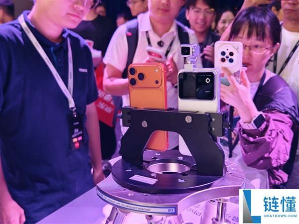 荣耀Robot Phone真机评测:首创钛合金云台,口袋里的高清电影机
