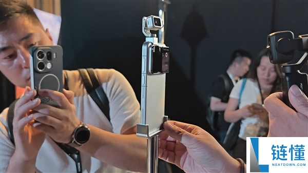 荣耀Robot Phone真机评测:首创钛合金云台,口袋里的高清电影机