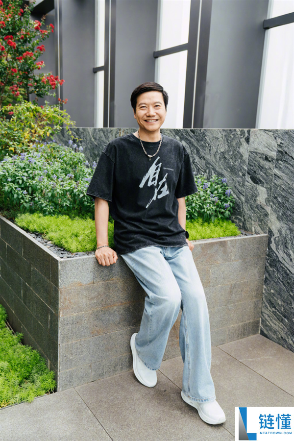 雷军自拍分享:身穿小米澎程T恤,耀眼大项链吸引眼球