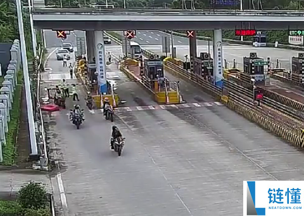 10台摩托车高速冲卡致1人死亡,网友呼吁加强禁摩措施