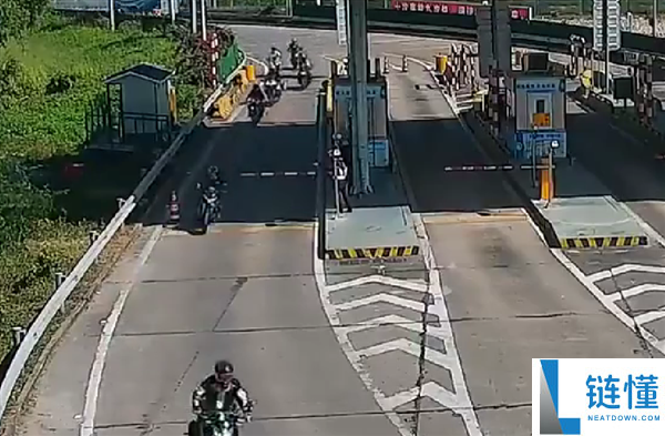 10台摩托车高速冲卡致1人死亡,网友呼吁加强禁摩措施
