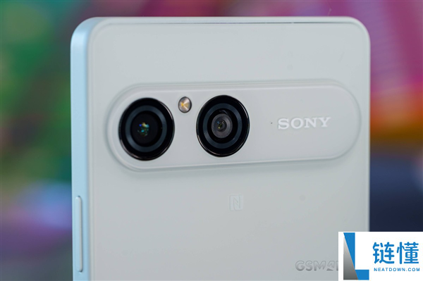 索尼Xperia 10 VIII发布:6.1英寸无孔屏与SD卡扩展,售价突破5000元