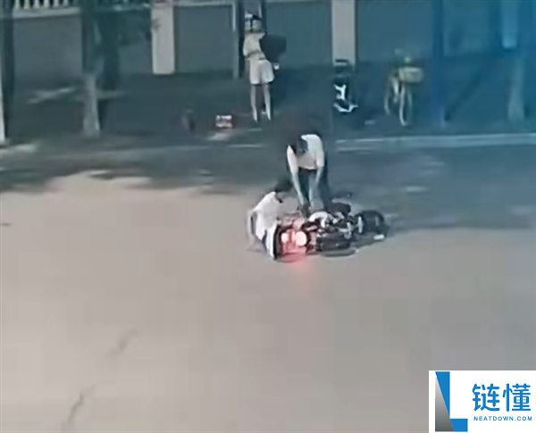 男子酒后骑电瓶车摔倒,路人施救反遭诬陷为肇事者,警方依法处理