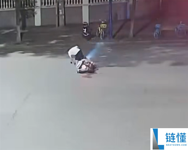 男子酒后骑电瓶车摔倒,路人施救反遭诬陷为肇事者,警方依法处理