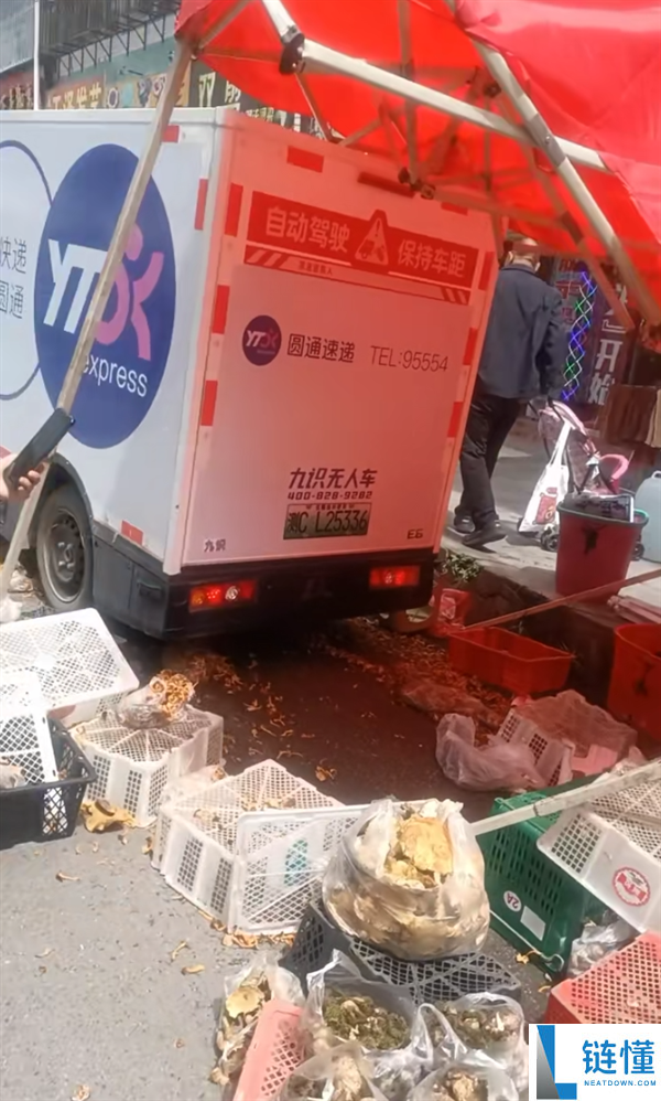 圆通无人快递车失控撞翻摊位 网友调侃:无人车真的“吃见手青”了吗?