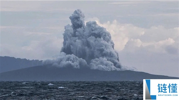 印尼3天内接连喷发3座火山 8座机场紧急关闭