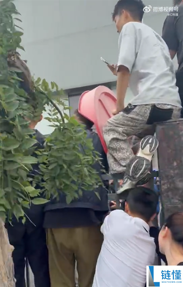 雷军为小米澎程首批车主开车门 现场人潮涌动 众人高呼雷总