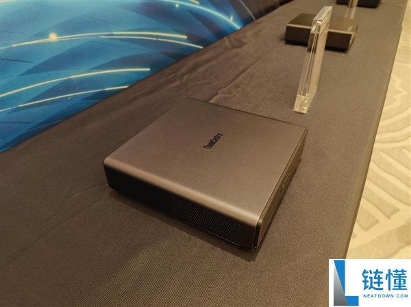 AMD锐龙AI Max PRO 400新品首秀:本地跑3000亿参数模型的智能体AI如何融入真实工作流