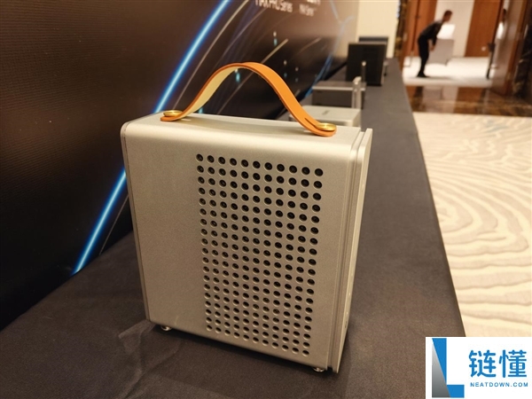 AMD锐龙AI Max PRO 400新品首秀:本地跑3000亿参数模型的智能体AI如何融入真实工作流