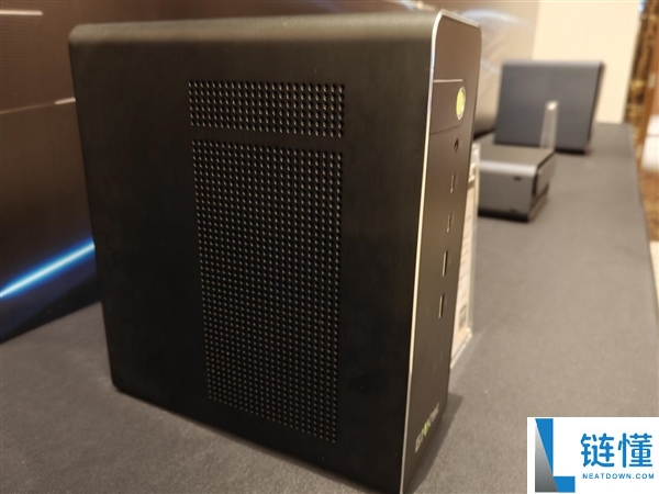 AMD锐龙AI Max PRO 400新品首秀:本地跑3000亿参数模型的智能体AI如何融入真实工作流