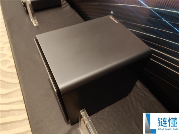 AMD锐龙AI Max PRO 400新品首秀:本地跑3000亿参数模型的智能体AI如何融入真实工作流
