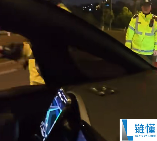 男子醉驾昏睡车内自动报警,称110为紧急联系人自首引发关注